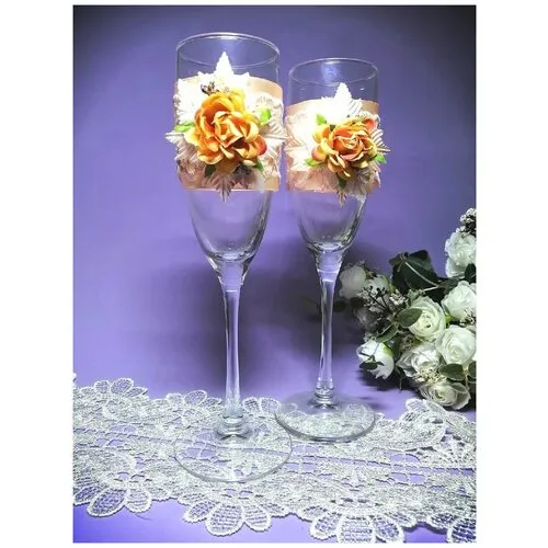 Свадебные бокалы с цветами в пудровом цвете
